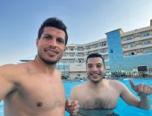 طارق حامد برفقة لاعب الزمالك السابق فى السخنة بعد العودة من إسبانيا