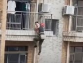 لحظة إنقاذ طفل معلق على ارتفاع أكثر من 40 مترا في الصين.. "فيديو"