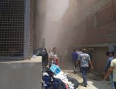 10 سيارات إطفاء تسيطر على حريق مصنع منسوجات فى الشرقية.. صور