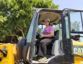 الأيدى الناعمة تروض المعدات الثقيلة.. أول بنت تقود لودر بهيئة نظافة القاهرة: الست تعمل أى حاجة والموضوع مش صعب.. مارينا ممدوح: أول مرة أسوق كنت متسلحة بالشجاعة للاستفادة من الفرصة.. الشرشابى: نقدم الدورة مجانا