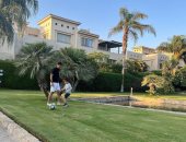 علي معلول يستغل غيابه عن الأهلي في دروس كروية مع ابنه بالمنزل .. فيديو