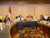 وزيرة البيئة: عرض فيديوهات مصورة عن السياحة البيئية والتغير المناخى بالمطارات