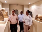 سفير زامبيا بمصر وزوجته يزوران متحف الأقصر للاستمتاع بالحضارة المصرية