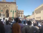 المئات يزورون مسجد عبد الرحيم القنائى بعد صلاة الجمعة.. فيديو