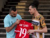 نجوم الأهلي يرحبون بمشجع من ذوي الهمم ..وأفشة يمنحه القميص الأحمر 