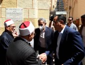 أهالى طنطا يستقبلون رئيس الوزراء بالترحاب أثناء تفقده منطقة السيد البدوي