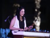 نسمة عبد العزيز تعزف على أغاني عدوية وسعاد حسني في حفل مهرجان السويس