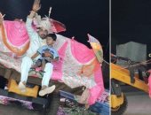 حفل زفاف غير مألوف.. مهندس هندى يحتفل بزواجه على دلو "كراكة" والشرطة تتدخل