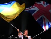 بول مكارتنى يلوح بعلم أوكرانيا خلال مهرجان جلاستونبري التاريخي