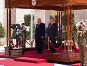 العاهل الأردني يستقبل الرئيس الفلسطيني لدى وصوله قصر الحسينية.. صور