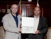 محافظ بنى سويف يكرم مدير الشئون القانونية بالديوان العام لبلوغه سن المعاش