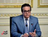 وزير الصحة يوجه بالتحقيق فى مخالفات مستشفى القاهرة الجديدة بعد زيارته