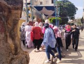 طلاب الثانوية العامة يؤدون امتحان اللغة الأجنبية الثانية.. الطلبة يتوافدون على اللجان وسط إجراءات مشددة.. غرفة عمليات مركزية للتواصل الدائم على مدار الساعة مع كل رؤساء اللجان.. توزيع المياه على الطلاب