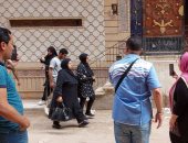 جنايات المنصورة تستأنف محاكمة قاتل نيرة.. وصول المتهم وسط حراسة مشددة.. أعضاء هيئة تدريس وطلاب جامعة المنصورة يخلدون ذكرى الطالبة بجرافيتى.. وأقارب المجنى عليها ينتظرون خارج المحكمة ويطالبون بالقصاص.. فيديو