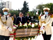 رئيس الوزراء يزور مقام الشهيد بالجزائر ويضع إكليلا من الزهور على النصب التذكاري