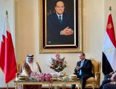 ولى عهد البحرين يفاجئ الرئيس السيسى بصورته مرسومة خلال المباحثات
