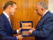 وزير الرى يلتقى المبعوث الهولندى للمناخ لبحث الفعاليات الخاصة بالمياه