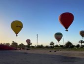 الأقصر تحتفل بـ30 يونيو بإطلاق البالونات الطائرة مزينة بعلم مصر وصور الرئيس السيسى