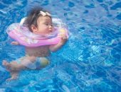 الغذاء والدواء الأمريكية: ارتداء الأطفال عوامات السباحة على الرقبة قد تؤدى لإصابات خطيرة