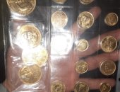 ضبط محاولة تهريب عدد من العملات الذهبية التذكارية داخل طرد بمطار القاهرة.. صور