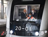 الرئيس السيسي يصل محطة بدر بالقطار الكهربائى LRT ويستعرض البنية الإنشائية