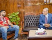 رئيس جامعة طنطا يكرم طالبا بـ"آداب طنطا" بطل عالمى من ذوى الهمم