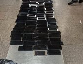 ضبط راكب بمطار القاهرة حاول تهريب 138 تليفونا محمولا داخل أوراق الألومنيوم