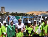 محافظ أسوان يدشن حملة تنظيف لنهر النيل ويوجه بإزالة التعديات.. صور