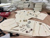 ضبط راكبة بمطار القاهرة حاولت تهريب مشغولات ذهبية مرصعة بالأحجار الكريمة