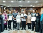وكيل "تعليم دمياط" يكرم الطلاب الفائزين بالمراكز الأولى بمسابقة المبدع الصغير