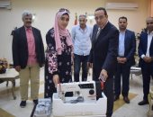 محافظ شمال سيناء يسلم ماكينة خياطة لفتاة من ذوى الاحتياجات الخاصة