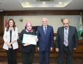 محافظ الجيزة يكرم الحاصلين على المركز الأول بدورات مركز التنمية المحلية بسقارة