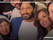 ظهور نادر لوالدة تامر حسني ويقبل رأسها في العرض الخاص لفيلمه الجديد "بحبك"