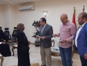 حياة كريمة.. محافظ شمال سيناء يسلم 17 غسالة و17 بوتاجاز لعرائس  