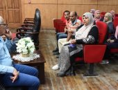 محافظ بورسعيد يلتقى عمال النظافة بالديوان العام لتقديم التهنئة بعيد الأضحى