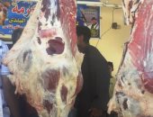 "صحة أسوان" تعدم مواد غذائية غير صالحة خلال مرورها على 219 منشأة