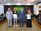 رئيس جامعة الإسكندرية يكرم طالبتين لتميزهما فى المحافل الدولية