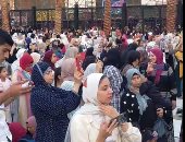 الآلاف يؤدون صلاة العيد بالحسين والبلالين ترسم البهجة على الأطفال.. فيديو