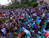 بسيلفى وبلالين..الآلاف يحتفلون عقب أداء صلاة عيد الأضحى بمسجد السلطان حسن..صور