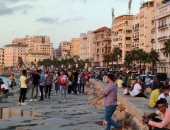 مواطنو الإسكندرية يحتفلون بعيد الأضحى على طريق الكورنيش.. فيديو