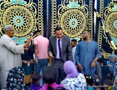رئيس مدينة الأقصر يوزع الحلوى على الأهالى فى ميدان أبو الحجاج عقب صلاة العيد