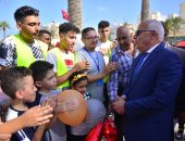 محافظ بورسعيد يتفقد ساحة الشهداء ويوزع هدايا العيد على الأطفال.. صور