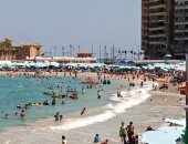 "سابو اللحمة وراحو البحر"..زحام على شواطئ الإسكندرية بأول أيام العيد (فيديو)
