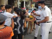 الداخلية توزع هدايا على المواطنين بالشوارع احتفالا بعيد الأضحى.. صور