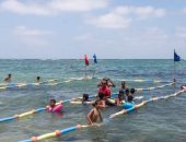 شواطئ الإسكندرية تستقبل 95 طفلا كفيفا على أول شاطئ للمكفوفين بالمندرة بالعيد
