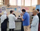 وزير التعليم العالى يتفقد مستشفى الضبعة ويطمئن على توافر أرصدة الأدوية.. صور