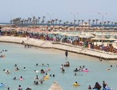 توافد المواطنين على شاطئ النادى الاجتماعى بالغردقة بثالث أيام عيد الأضحى