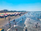 لليوم الرابع على التوالى.. شواطئ بورسعيد كاملة العدد فى العيد.. فيديو وصور