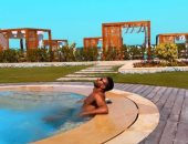 لحظة استرخاء وصفاء ذهن.. أبو جبل يستجم فى حمام السباحة