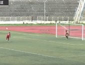 أغرب طرق تنفيذ ركلة ترجيح خلال مباراة كرة لقدم فى نيجيريا.. فيديو